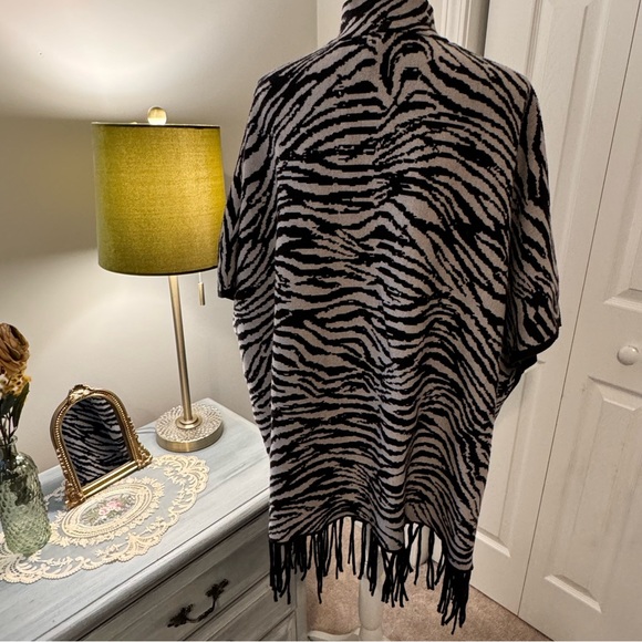 Christian Siriano Poncho Zebra Print Pattern Front Zip Knit Cardigan - Picture 4 of 10